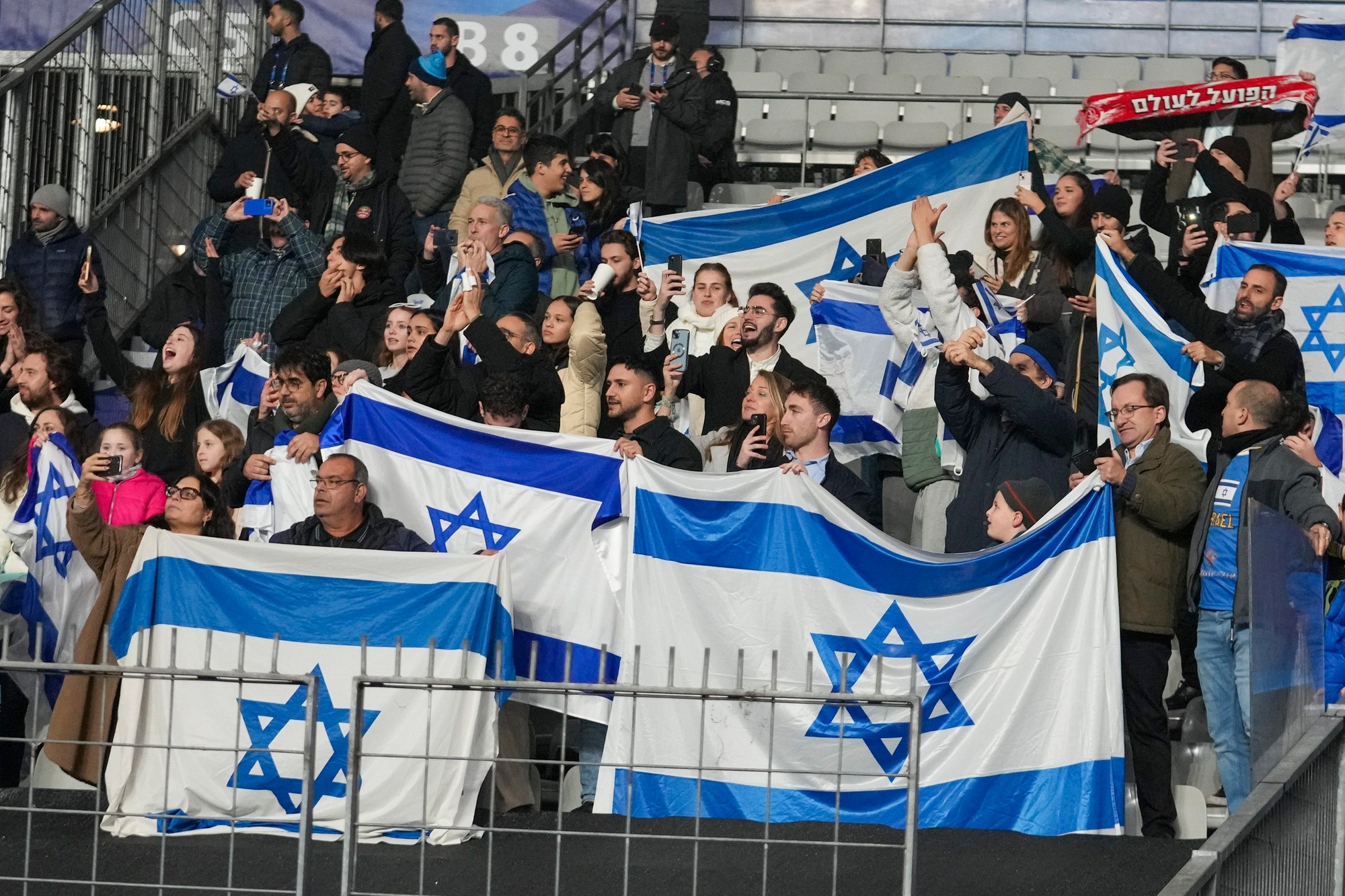 Na štadióne v Paríži došlo k potýčke medzi fanúšikmi domácich a Izraela.