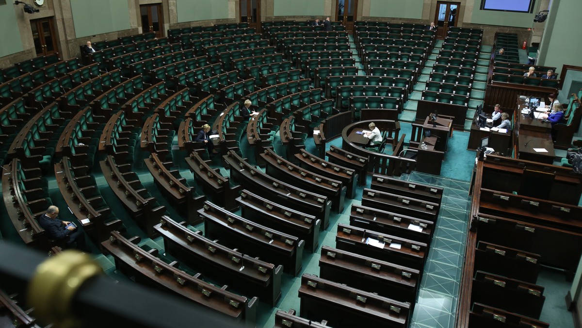 Wprowadzenie do polskich sił zbrojnych broni produkowanej za granicą musi przynieść korzyści także krajowemu przemysłowi i nauce - powiedział w Sejmie wiceminister obrony Czesław Mroczek.