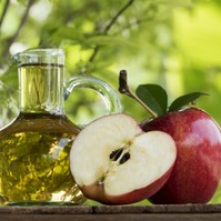 Hogyan kell hasznáni az almaecetet finom ráncok, májfoltok ellen?