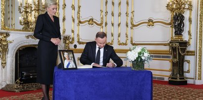 Andrzej Duda wpisał się do księgi kondolencyjnej na pogrzebie Elżbiety II. Bardzo długo to trwało. Zaliczył wpadkę?