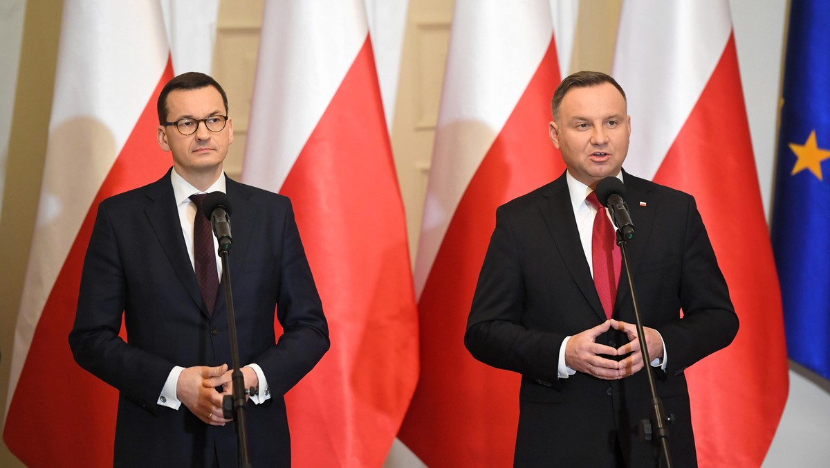 Trójka polityków o największym zaufaniu w styczniu to prezydent Andrzej Duda, któremu ufa 64 proc. badanych (nie ufa mu 23 proc.), premier Mateusz Morawiecki - 59 proc. (nieufność - 24 proc.) oraz szef MS Zbigniew Ziobro - 46 proc. zaufania (nieufność - 35 proc.) - wynika z sondażu CBOS.