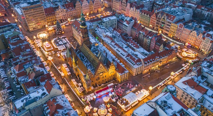 Wrocławski Rynek, jeden z najpiękniejszych w Europie, przyciąga turystów od lat