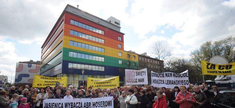 Jest porozumienie mieszkańców z Jasienicy z kurią. Po proteście w obronie księdza Lemańskiego. ZDJĘCIA