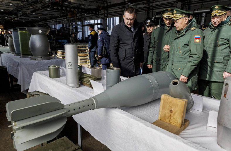 Rosyjski minister obrony Siergiej Szojgu podczas wizyty w fabryce bomb w Niżnym Nowogrodzie, 21 marca 2024 r.