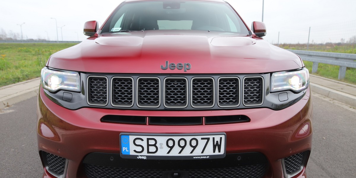 Jazda tym Jeepem Grand Cherokee Trackhawk na co dzień będzie kosztowna, chociażby ze względu na spalanie. Oferuje wszystkie zalety SUV-a, ale dodaje do tego przyjemność z jazdy i adrenalinę. Za jakiś czas, kiedy wszyscy przesiądziemy się do aut autonomicznych, wodorowych i elektrycznych, taki samochód będzie prawdziwym białym krukiem, zapomnianą esencją motoryzacji. 