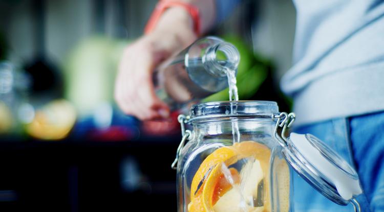 Anyósom befőttesüvegbe teszi a narancshéjat, majd ecetet önt rá Fotó: Getty Images