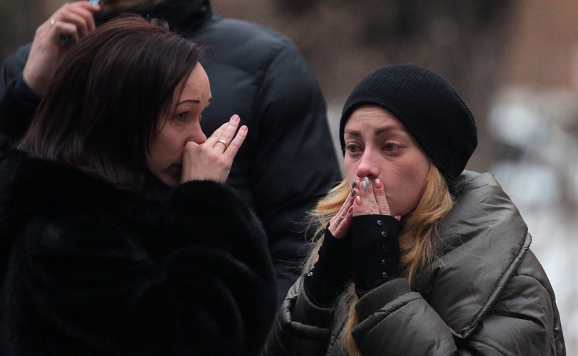 Bliscy i znajomi przed siedzibą Chóru Aleksandrowa