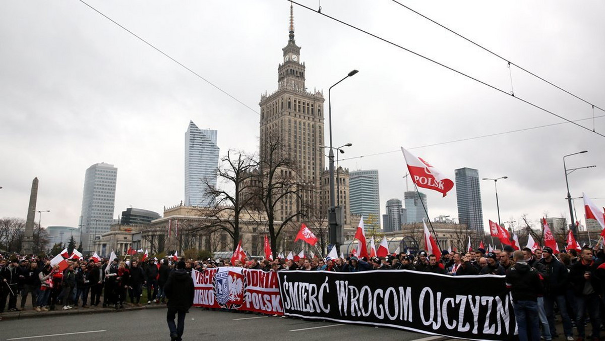 Od środy ciągną się zachwyty nad warszawskim Marszem Niepodległości. Zachwycamy się głównie tym, że a) nic nie podpalono, b) nie rzucano kamieniami, c) kebabiarnie mogą pochwalić się rekordowymi obrotami. My się z tego cieszymy. Inni są przerażeni. Reporter BBC był na marszu i w materiale, który przygotował gromko wybrzmiewa „Sieg Heil”.