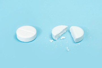 Zseniális konyhai trükk: így felezhetők el a tabletták pillanatok alatt – kés nélkül, egyetlen kanállal!