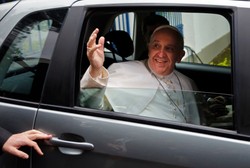 Zawstydza polskich biskupów! Zobacz wszystkie auta papieża Franciszka