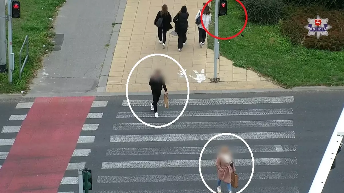 Piesi popełniają wykroczenia pod okiem policyjnego drona