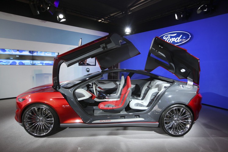 Koncepcyjny Ford z systemem łączności glosowej (Sync voice activated in-car connectivity) system zaprezentowany w Barcelonie