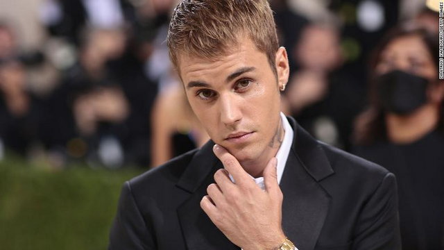 Kétségtelenül Justin Bieberék képe lett az idei szilveszter legfurcsább celebfotója