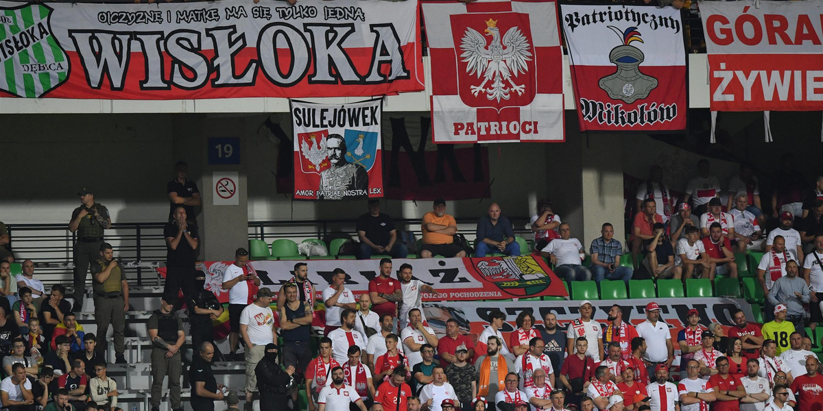 Polscy kibice z krótkim przekazem do piłkarzy po kompromitacji w Mołdawii. 