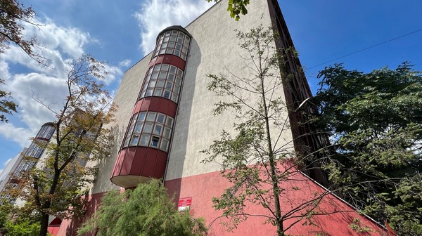 W XIII LO to placówka z nowoczesną sala gimnastyczną w centrum miasta