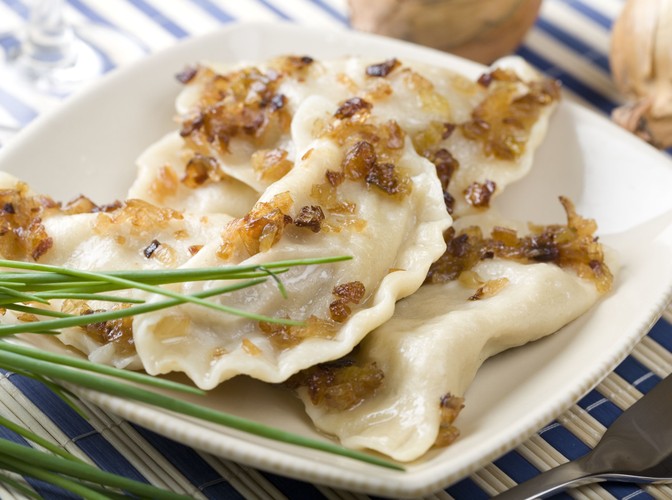 To prawda, najsmaczniejsze są pierożki z zasmażką, skwarkami i uduszoną cebulką. Ale może przejdzie ci na nie apetyt, gdy dowiesz się, że pieróg (ok. 60 kcal; więcej te domowego wyrobu) ma tyle samo kalorii co jego 'tłusta zalewa'. Najlepiej więc serwuj pierożki prosto z wody.