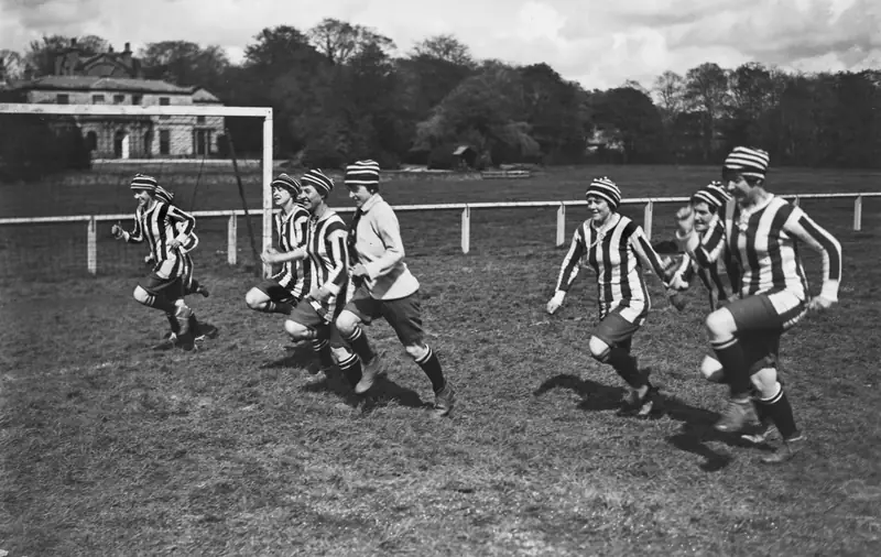 Piłkarki Dick, Kerr Ladies F.C. podczas treningu przed meczem z zespołem reprezentującym Francję, 29 kwietnia 1920 r. Był to pierwszy międzynarodowy mecz piłki nożnej kobiet w historii.