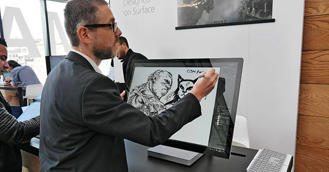 Wysłannik Komputer Świata miał okazję przetestować Surface Studio. Oto jego wrażenia: "Duży, ostry ekran i innowacyjna konstrukcja zawiasów robią wrażenie. Szkoda: jak już wcześniej w Surface Book (oraz iMacu) nie można rozszerzyć pamięci operacyjnej ani wymienić twardego dysku. Studio raczej nie będzie handlowym hitem: ceny znacznie przekraczające 12000 złotych są po prostu za wysokie".