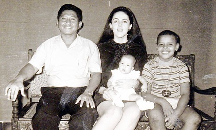 Barack Obama w 1970 roku w wieku 9 lat razem z matką Ann Dunham, ojczymem Lolo i siostrą Mayą, która ma 1 roczek