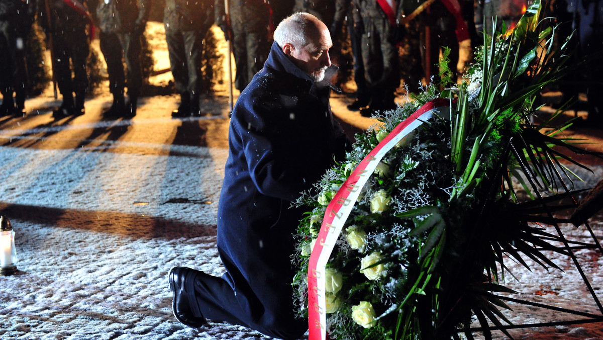 Polska armia zawsze będzie pamiętać o żołnierzach poległych pod Mirosławcem – zapewnił dzisiaj wieczorem minister obrony narodowej Antoni Macierewicz w miejscu tragedii, podczas uroczystości upamiętniających jej ofiary.