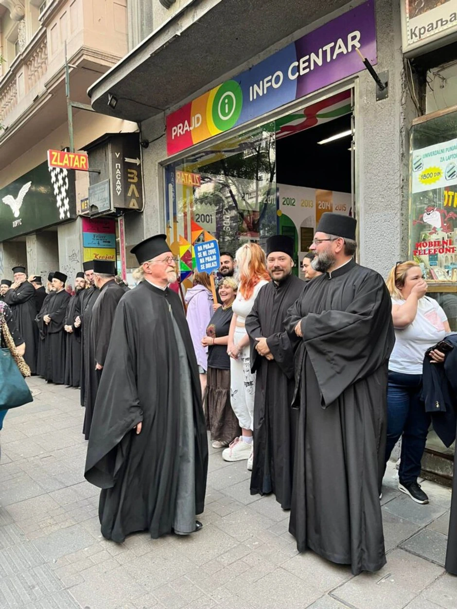 Sveštenici ispred Prajd info centra u centru Beograda