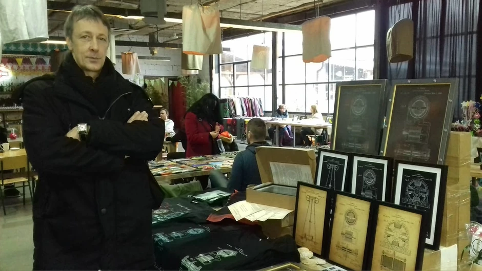 Mirko Tmušić pored svojih radova