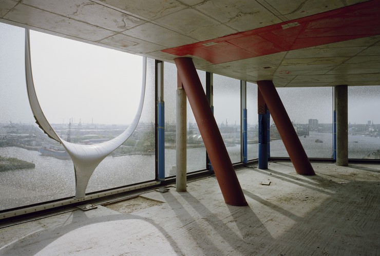 Dopiero pod koniec 2012 roku Hochtief i miasto Hamburg doszli do porozumienia w sprawie nowych kosztów budowy obiektu, które wobec pierwotnej wersji wzrosły ponaddwukrotnie do zawrotnej sumy 575 mln euro. Na zdjęciu budowa Elbphilharmonie w Hamburgu, loggia, maj 2010. Zdjęcie: © Oliver Heissner