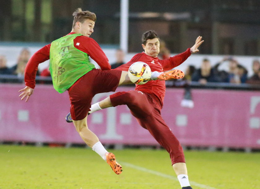 Kolejny błysk geniuszu Lewandowskiego. Strzelił gola stojąc za bramką! WIDEO