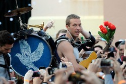 Chris Martin śpiewa i gra na ulicach Sydney [ZDJĘCIA]
