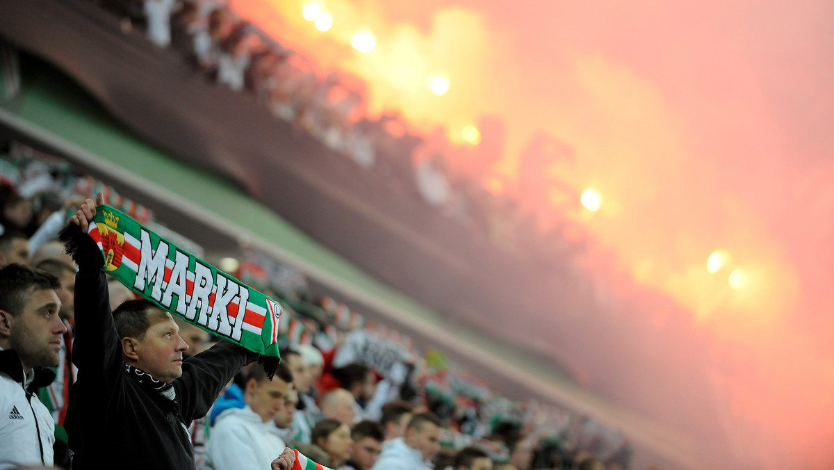 Legia Warszawa została ukarana zamknięciem stadionu na dwa mecze w europejskich pucharach i karą grzywny w wysokości 105 tysięcy euro za ekscesy jej pseudokibiców podczas meczu z KSC Lokeren w Lidze Europy. Ponadto fani mistrzów Polski nie będą mogli uczestniczyć w meczach wyjazdowych tych rozgrywek do końca sezonu.