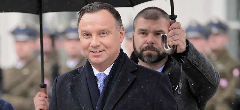 Nieustająco najbardziej ufamy Andrzejowi Dudzie. Nieoczekiwana zmiana w czołówce liderów nieufności. SONDAŻ