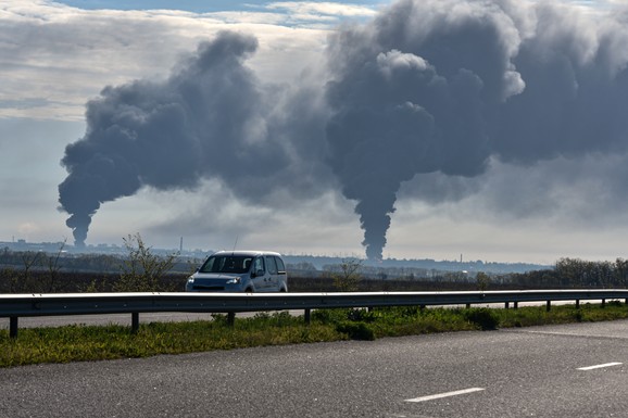 (FOTO) RUSI CELE NOĆI BOMBARDOVALI UKRAJINSKE GRADOVE Najgore prošao Dnjepar, ima mrtvih: "Ljudi su zarobljeni ispod ruševina"