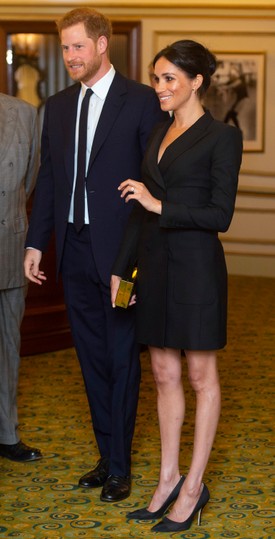 Amellett, hogy tetőtől talpig feketébe öltözött, Meghan még egy royal-szabályt megszegett: harisnya nélkül viselte az elegáns Judith & Charles kreációt a Victoria Palace Theatre-ben megrendezett jótékonysági gálán. (2018. augusztus 29.)