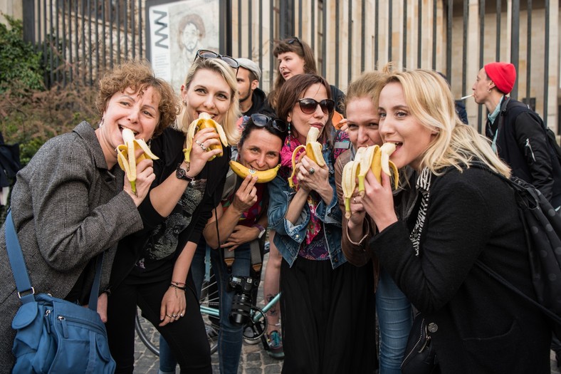 "Narodowe jedzenie bananów" pod Muzeum Narodowym w Warszawie