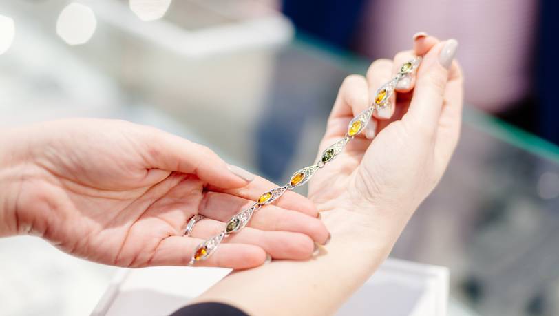Beliebter Armschmuck aus Silber im Vergleich