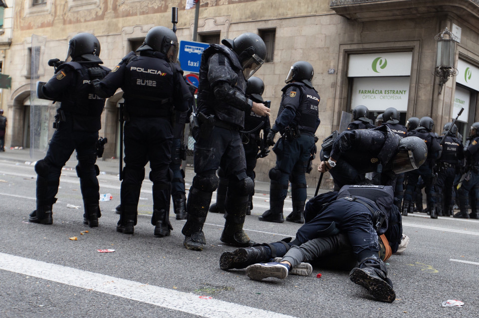 Protest i starcia z policją na ulicach Barcelony
