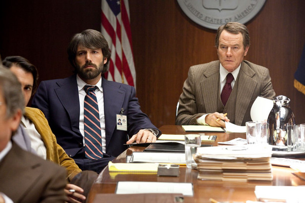 Ben Affleck i Bryan Cranston w filmie "Operacja Argo"