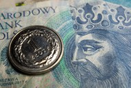 Złoty osłabia się w stosunku do dolara i euro