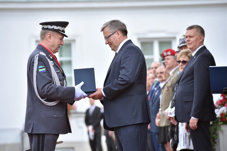 <strong>Prezydent Bronisław Komorowski wręczył nominacje generalskie</strong>
<br><br> 
Prezydent Bronisław Komorowski wręcza pamiątkowy ryngraf generałowi broni Lechowi Majewskiemu. Z prawej minister obrony narodowej Tomasz Siemoniak. Zwierzchnik Sił Zbrojnych, prezydent Bronisław Komorowski wręczył, 1 bm. w 71. rocznicę wybuchu powstania warszawskiego nominacje generalskie i odznaczenia państwowe. Ponadto generałowie odchodzący w stan spoczynku otrzymali pamiątkowe ryngrafy