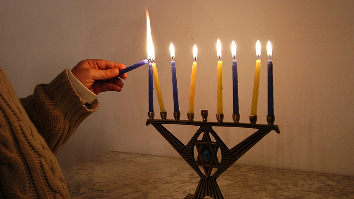 Pierwszą chanukową świecę zapalił we wtorek na warszawskim placu Grzybowskim naczelny rabin Polski Michael Schudrich w asyście wiceprezydenta miasta, Włodzimierza Paszyńskiego. Rozpoczęła się Chanuka - żydowskie święto świateł.