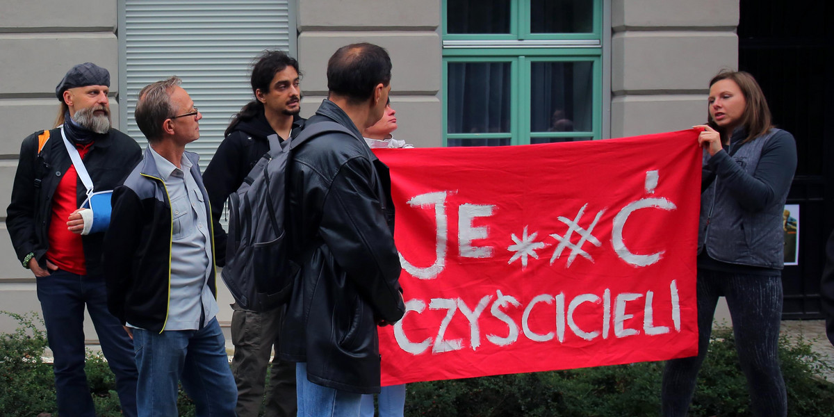 Protest przeciw kamienicznikom z Łodzi przed wystawą o dzieciach z getta