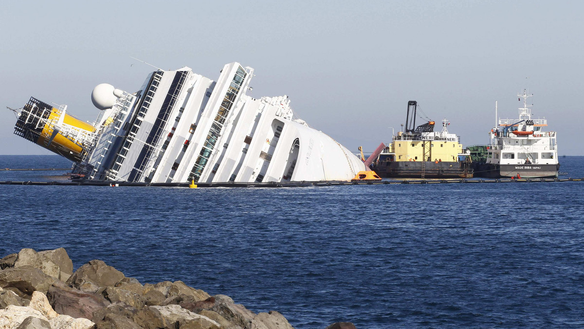 Na włoskiej wyspie Giglio, u brzegów której 13 stycznia doszło do katastrofy statku Costa Concordia, pojawiły się w sprzedaży widokówki ze zdjęciami wraku. Ich natychmiastowego wycofania z handlu zażądał burmistrz.