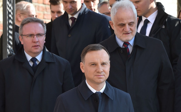 Prezydent Andrzej Duda po wyjściu z Krypty pod Wieżą Srebrnych Dzwonów na Wawelu