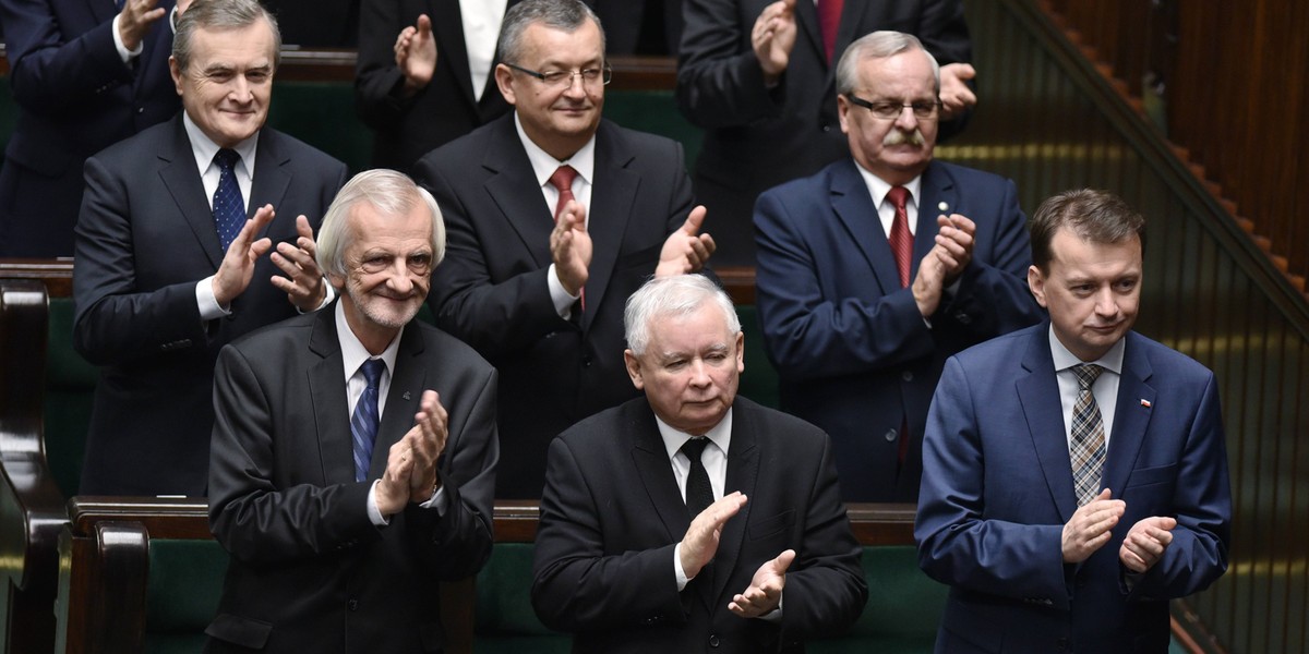 Nowy sondaż CBOS. Miażdżąca przewaga PiS 