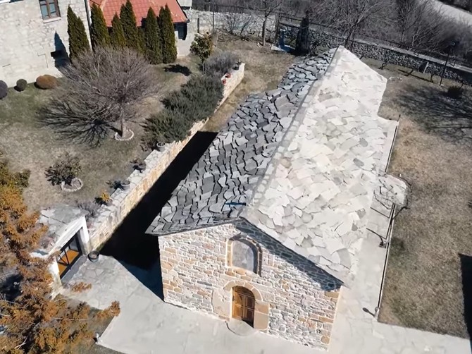 Zašto Albanci u srpski manastir Zočište donose crne kokoške