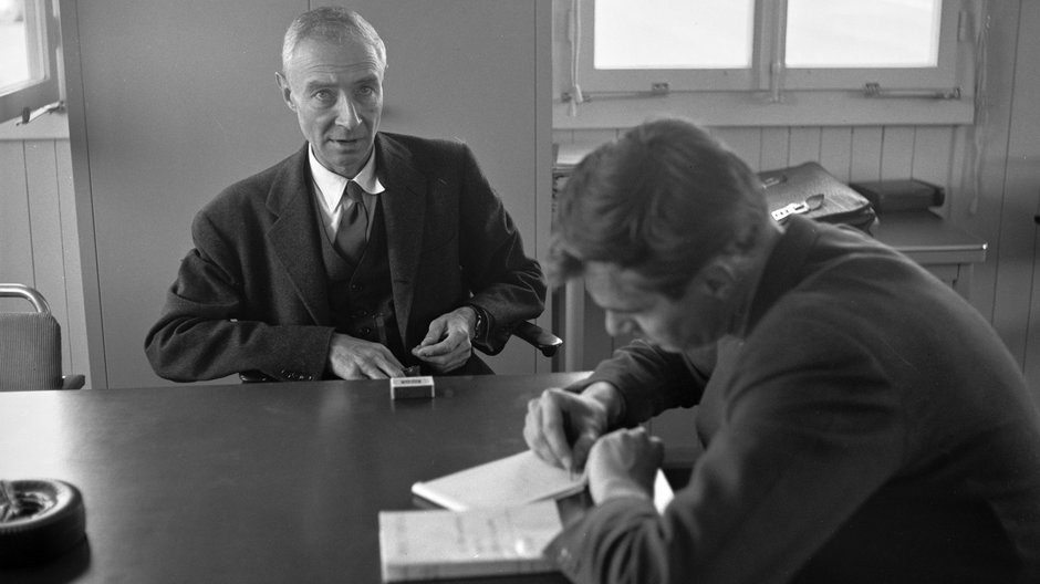 Robert Oppenheimer rozmawia z dziennikarzem, rok 1958