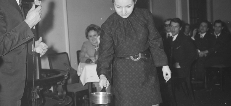 Lanie wosku, układanie butów. Tak świętowano Andrzejki w czasach PRL [FOTO]