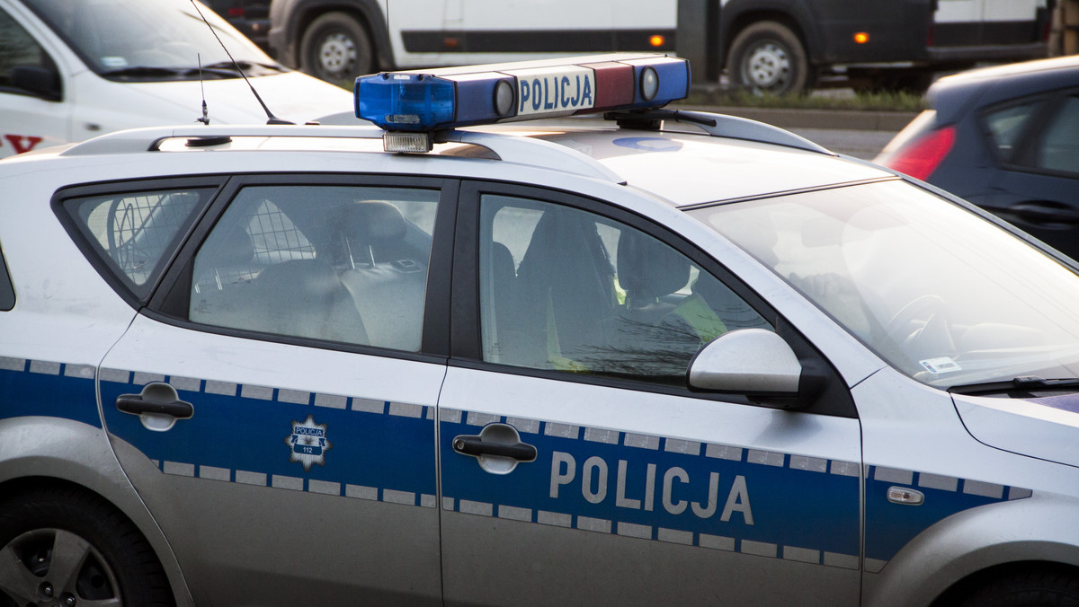 Wałbrzyscy policjanci zatrzymali 46-letniego mężczyznę, który głównie w Wałbrzychu i Boguszowie-Gorcach siekierą zniszczył 19 samochodów. Straty oszacowano na 15 tysięcy złotych. Decyzją sądu najbliższe trzy miesiące furiat spędzi w areszcie.
