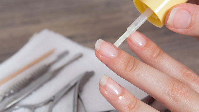 Ten manicure wydłuży paznokcie. Zrobisz go sama  w domu