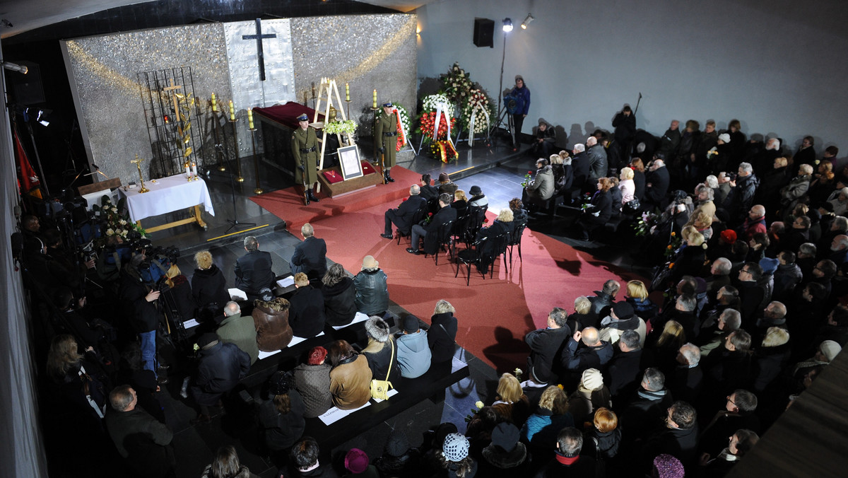 Adam Hanuszkiewicz - jeden z najwybitniejszych współczesnych reżyserów teatralnych - spoczął dzisiaj na Cmentarzu Wojskowym na warszawskich Powązkach. Urnę z prochami artysty przysypano ziemią z Cmentarza Łyczakowskiego ze Lwowa.